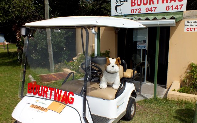 Uilkraal Buurtwag se Gholfkar voor hulle kantoor, met die nuutste Buurtwaglid, Brutus, in een van die 3 Gholfkarre en “gereed vir enige aksie”